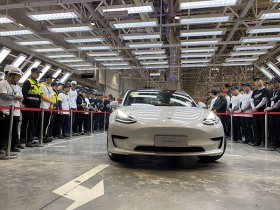 特斯拉上海工廠首批15輛國產Model 3交付員工車主
